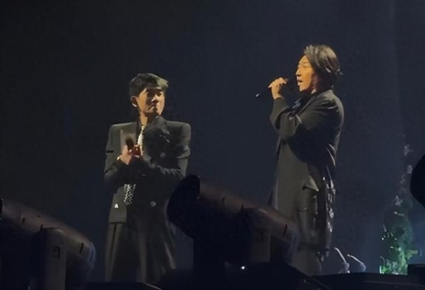 古惑仔兄弟再同框！陈小春演唱会现场被郑伊健感动落泪，二人合唱《一起冲一起闯》再现青春回忆