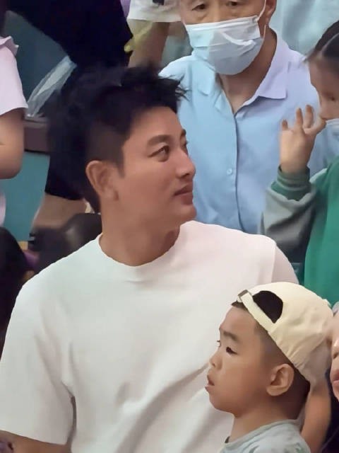 贾乃亮晒与女儿自拍，13岁甜馨长相酷似爸爸