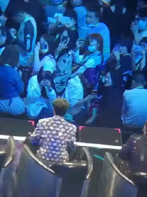 王一博真的太不容易了，这隔着屏幕都慎得慌