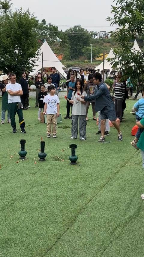 贾乃亮陪甜馨过六一,甜馨越像越漂亮,像爸又像妈