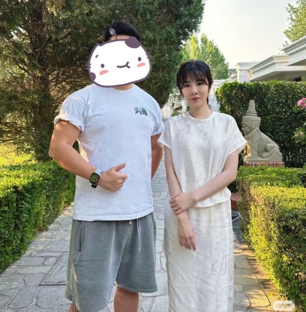 王晓晨被偶遇，双手无名指都没戴戒指，脸好肿真没以前漂亮了