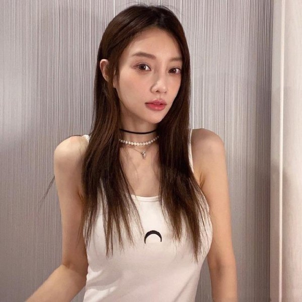 李小璐贾乃亮合体！陪甜馨过六一，女儿像妈妈，网友呼吁复婚吧。