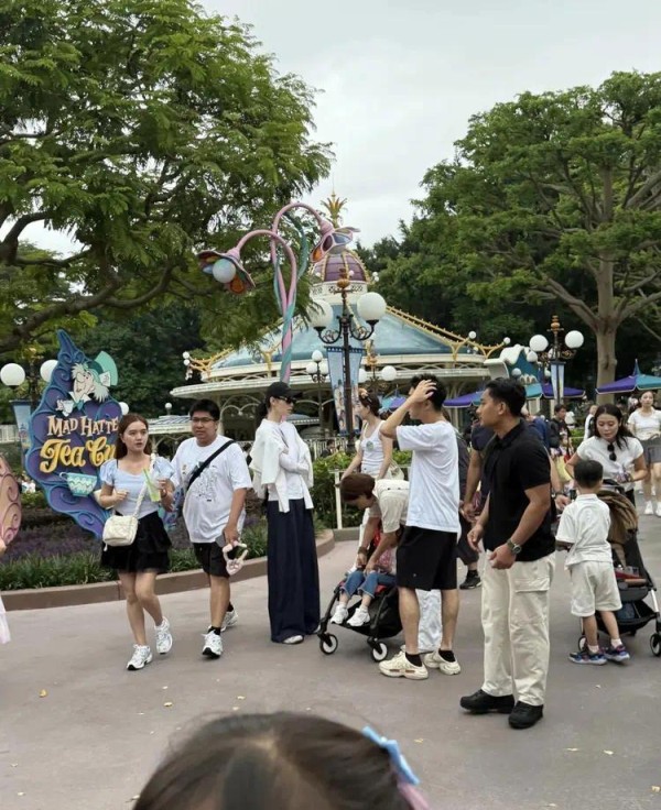 奚梦瑶一家人游迪士尼，何猷君抱着4岁女儿，4个保姆轮流照顾孩子