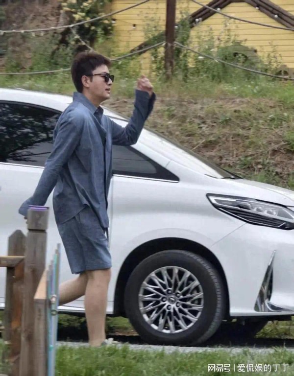 贾乃亮李小璐带女儿去公园，12岁甜馨染了棕发，和爸爸一起玩游戏