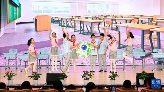 6月3日，北京市海淀区实验小学学生表演情景剧《眼睛保卫战》。 新华社发
