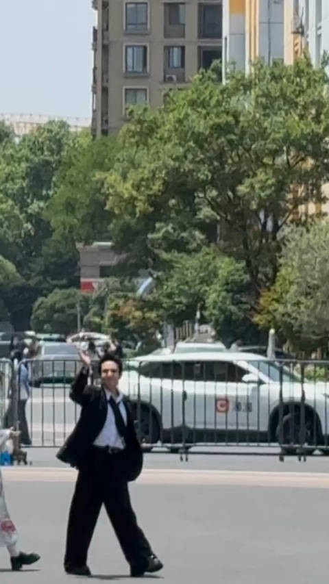 王星带着女友来走红毯