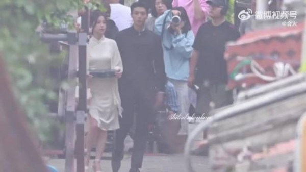 虞书欣陈靖可新中式造型路透,白裙黑西装同框养眼