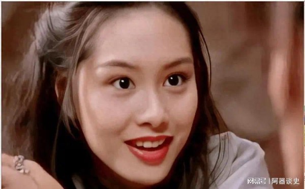 朱茵53岁，素颜状态犹如少女，与黄贯中经常哼着BEYOND的歌