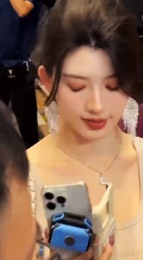 这名男子是故意碰到这名女子，还是无意碰到她的？