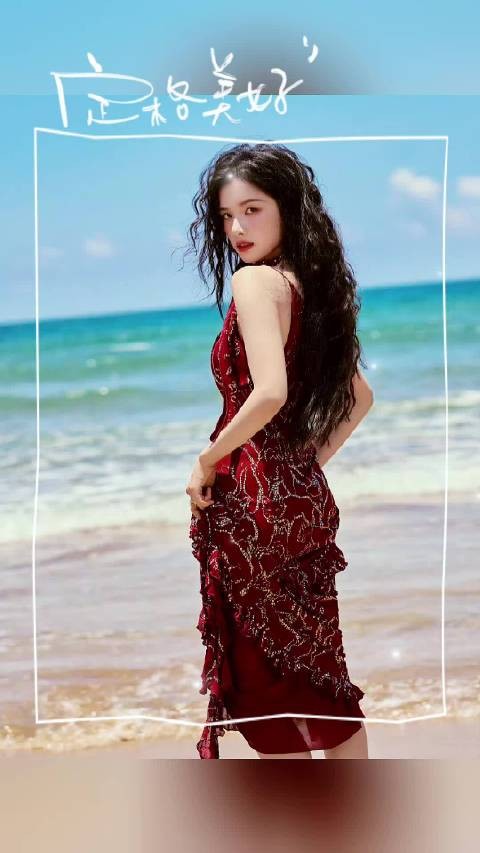 张婧仪最新杂志海边以红色挂脖长裙搭配大波浪黑发亮相,美的好轻松