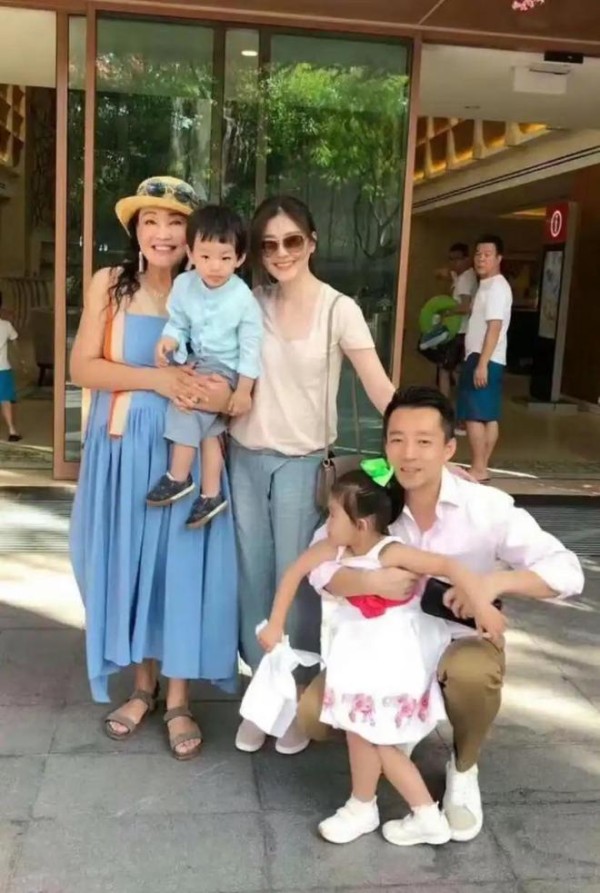 汪小菲曝小玥儿暑假来北京，谈及子女神情忧伤，小玥儿已是大高个
