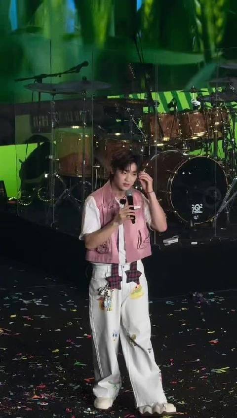 今天麦田音乐会上的@种地吧陈少熙 透着一股青春的气息！