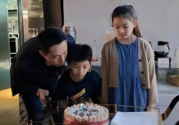 汪小菲直播透露事业压力大，孩子暑假会回北京，很尊重大S遗愿