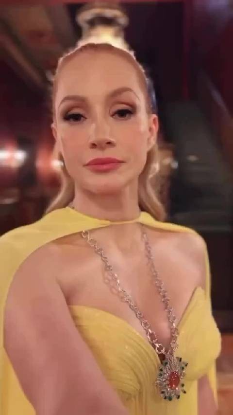 劳模姐Jessica Chastain穿Gucci定制礼服亮相托尼奖