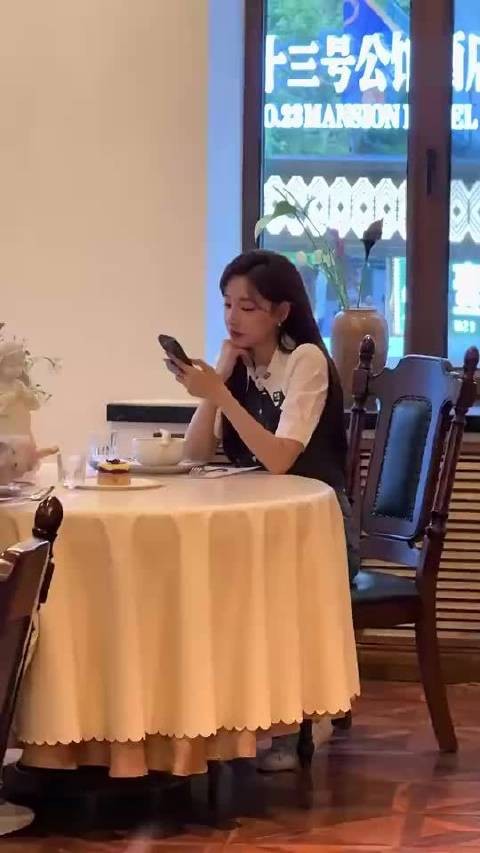 路人偶遇马凡舒在店里吃饭，东北姑娘真板正