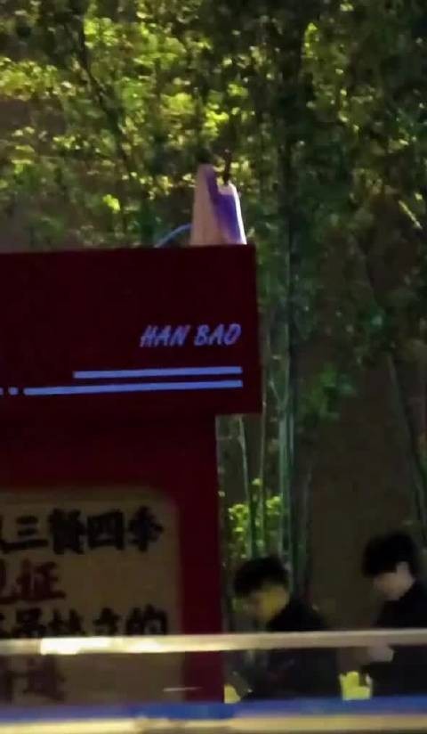 迎着微风回去的王楚钦，碰到小牛和他女朋友，羡慕了吧！