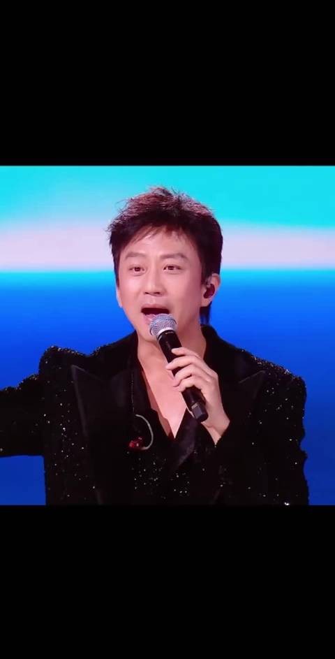 大家起哄让邓超脱衣服，他水灵灵就脱