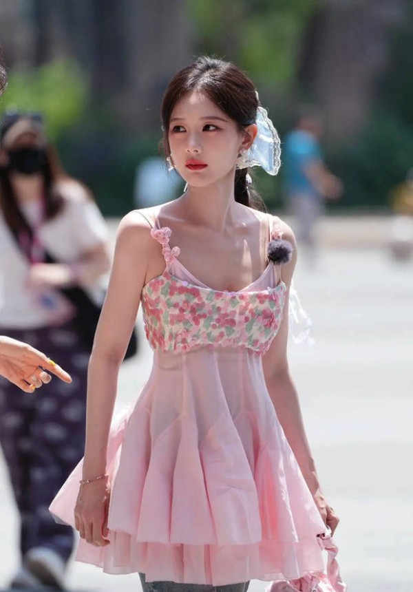 李一桐身材比例完美。