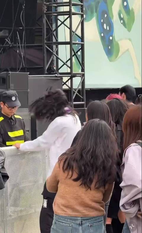 这保安小哥年纪也不大啊,怎么就这么淡定呢?