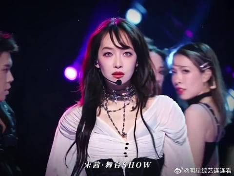 舞台上闪闪发光,小满素清清爽爽!