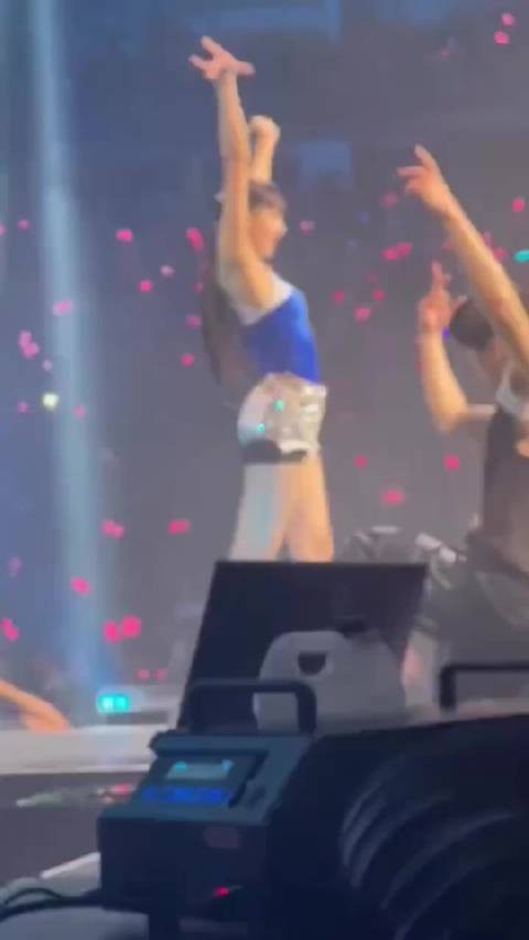前排感受下Lisa的舞蹈演出,这身材真的超级修长