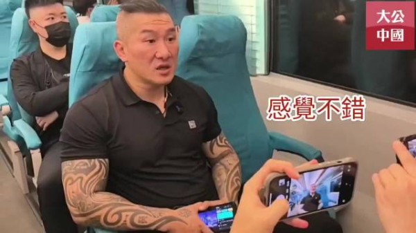 台湾网红馆长大陆直播体验高铁，感叹人情味