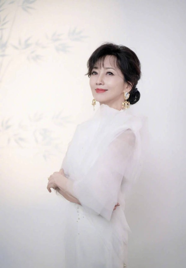 搜狐娱乐讯 11日，71岁赵雅芝在社交平台上晒出一组竹影氛围感美照，并配文称：“竹影轻摇曳。”照片中，赵雅芝一袭白色裙装优雅大气，皮肤白皙红润，状态超好！