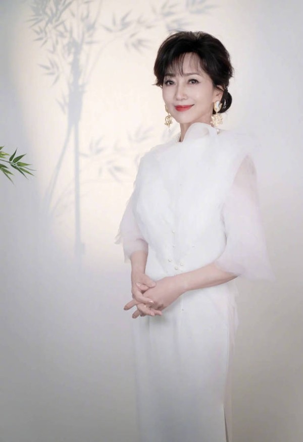 赵雅芝拍摄竹影氛围感美照，神采奕奕，心情愉悦！