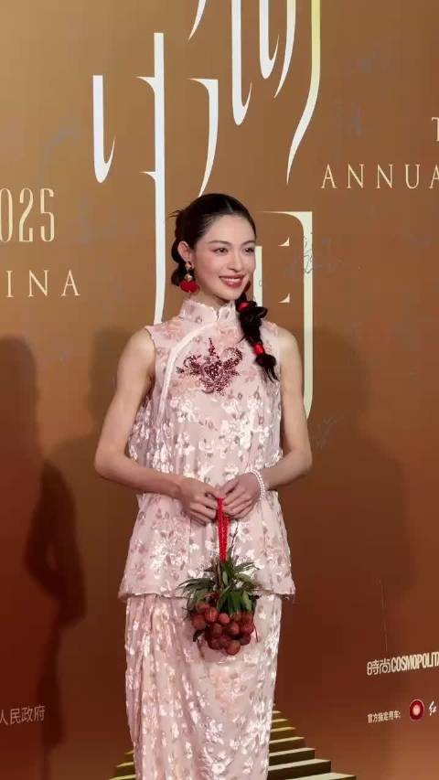 钟楚曦亮相穿着粉色新中式套装，发尾柔柔地放在肩侧，好一个岭南美人！