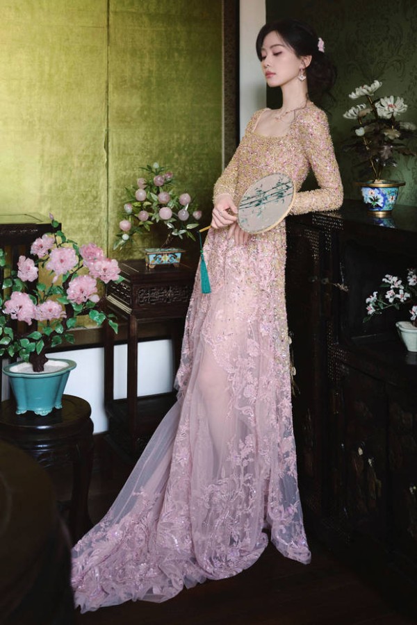 刘诗诗穿金粉刺绣裙美如画，东方古典风情诠释优雅迷人气质