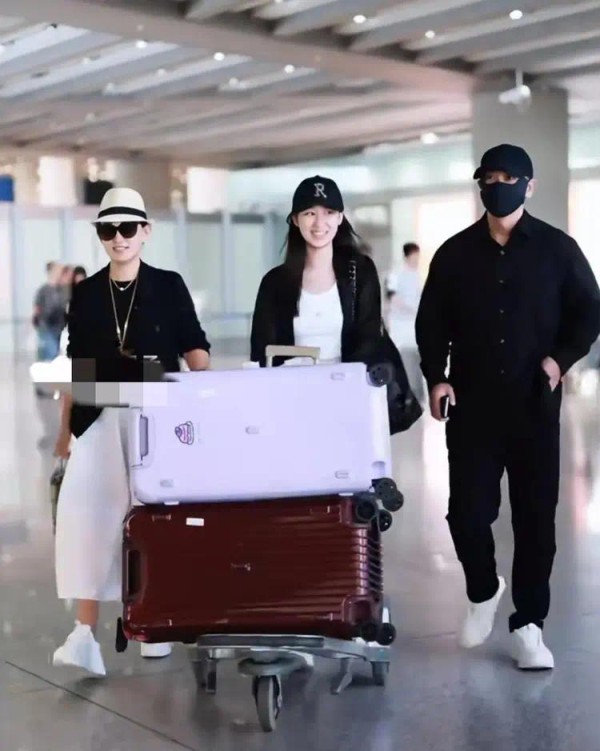 赵文卓一家三口回国，17岁女儿赵子仪好漂亮，从小被富养名媛气质