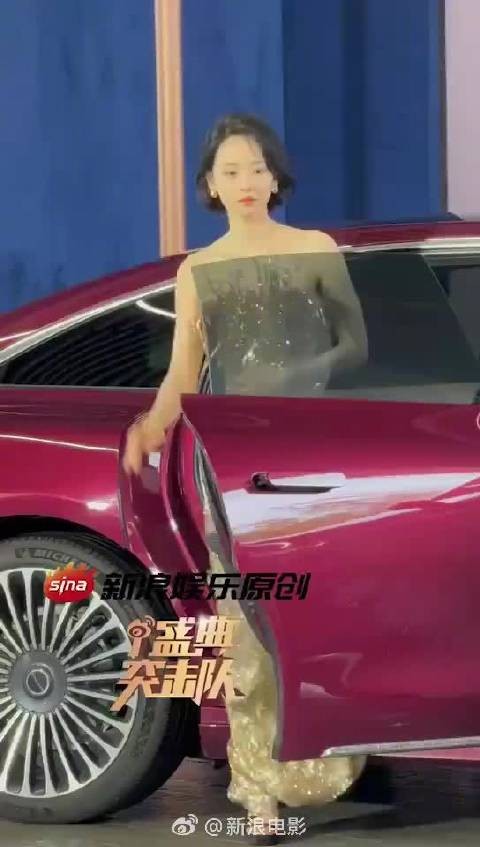 身穿金色流光长裙亮相高开叉配细高跟,今天的雅瑟有点辣!