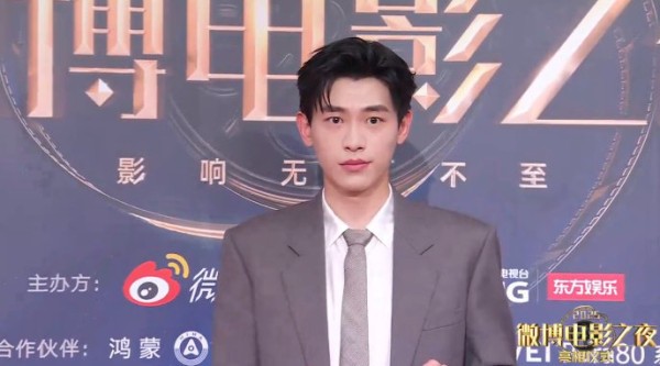 辛云来亮相辛云来灰色西装 帅气