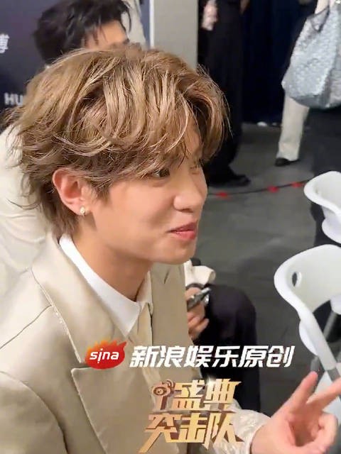 黄明昊一秒认出金晨胶片，两人曾为赛车伙伴