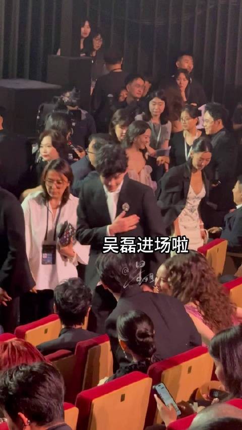 这么一对比，好像真的一样啊 吴磊磊张若昀黑白配哈哈哈 吴磊内场换衣服了星姐