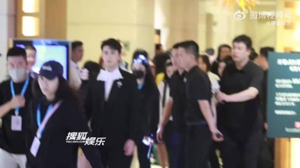 吴磊亮相上影节蝴蝶结领白衬衫西装造型优雅吸睛