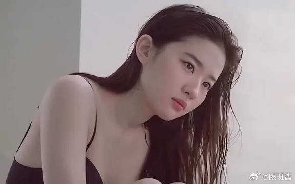 她是我最喜欢的那种身材了,修长而不失丰腴,肤若凝脂!