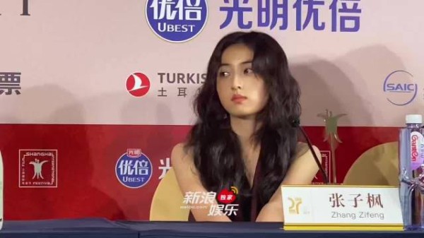 张子枫评委见面会 长卷发造型挺适合妹妹的 妹妹也是很争气