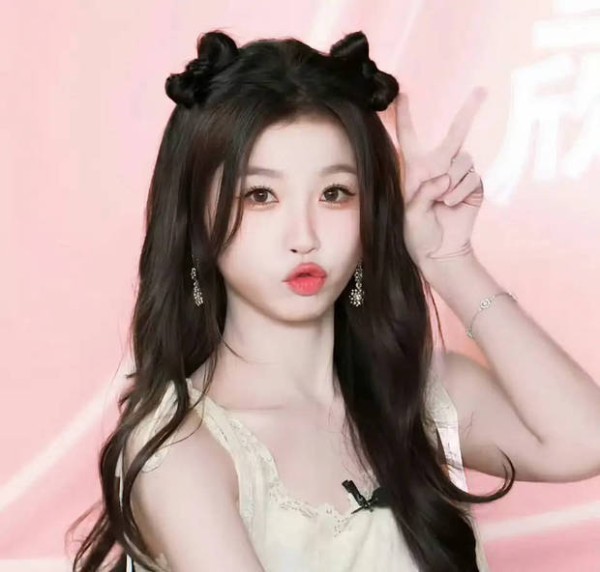 虞书欣蝴蝶结猫耳造型甜度超标！对镜比心嘟嘴萌化少女感拉满