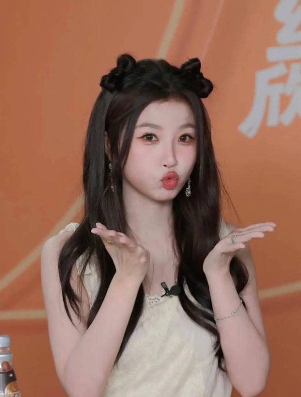 虞书欣嘟嘴。