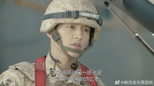 废墟下竟还有幸存者,徐上士听到呐喊,连忙前往营救