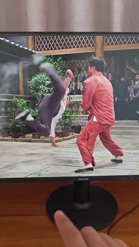 李连杰《精武英雄》踢钱小豪戏份由替身完成，钢丝绳辅助拍摄