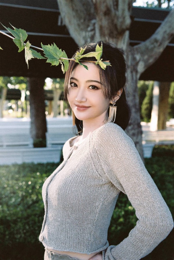 景甜笑容温馨。