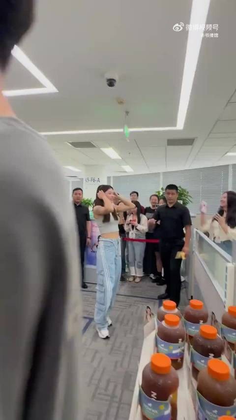吴艳妮以速度打破刻板印象，美貌与实力并存