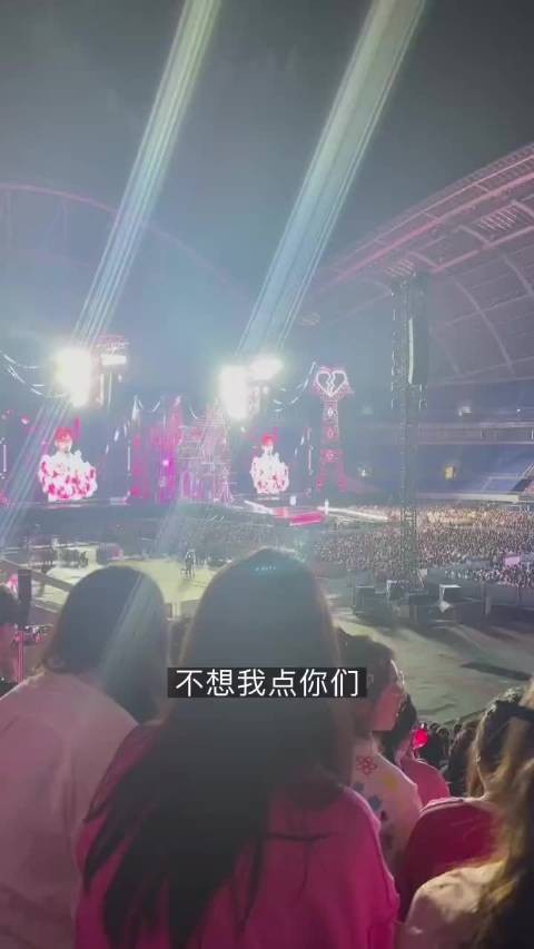 汪苏泷演唱会粉丝举胸肌挑战牌被点名