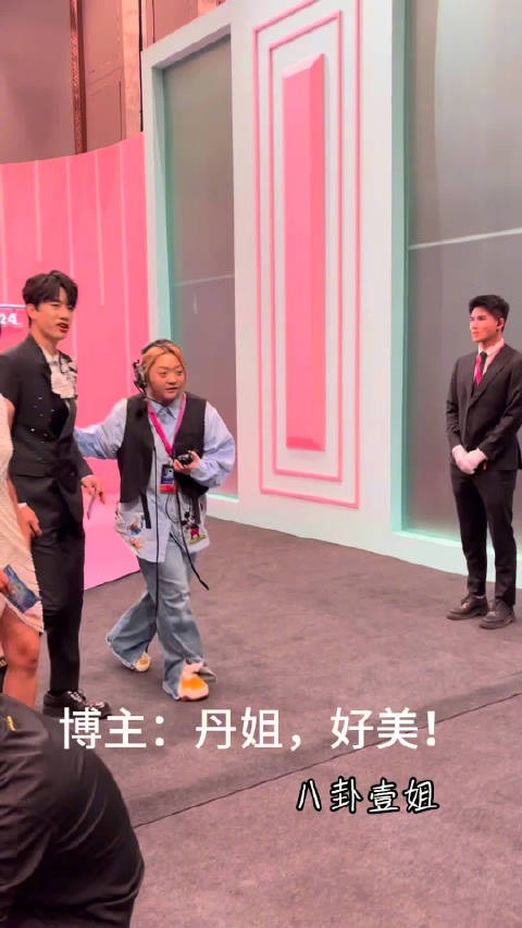 朱丹被网友当面夸好美,惊喜表情显修养