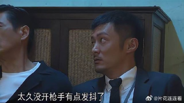 国际刑警与黑帮正在酣战,发哥跟伟哥来支援,正是时候