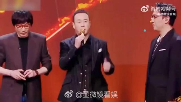 杨坤牵手年轻女性疑曝新恋情，曾靠前女友供养创作《无所谓》