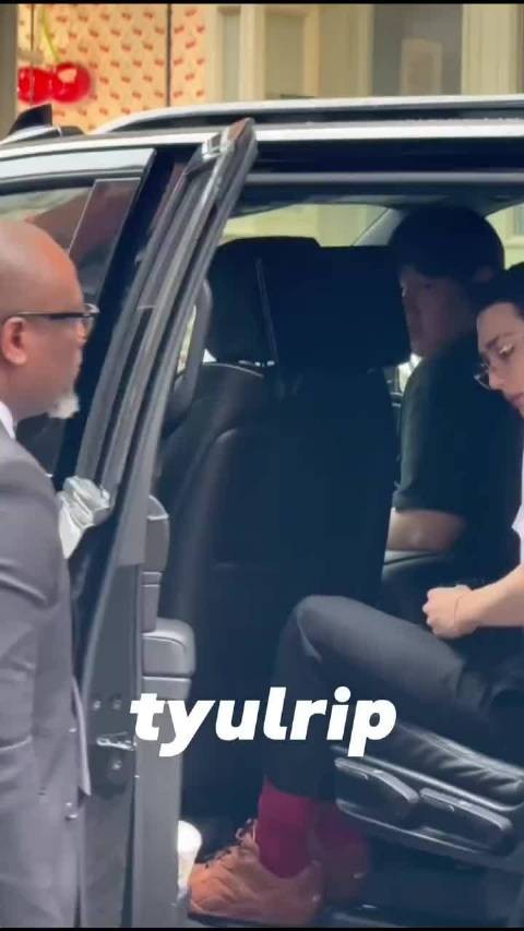 宽肩窄腰金丝眼镜…黄铉辰斯文败类这块/. 这完全是老公王….