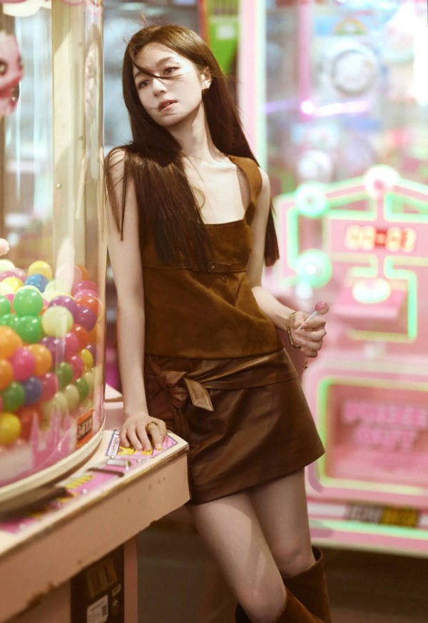 搜狐娱乐讯 近日，一组李兰迪游戏厅氛围感美照曝光。